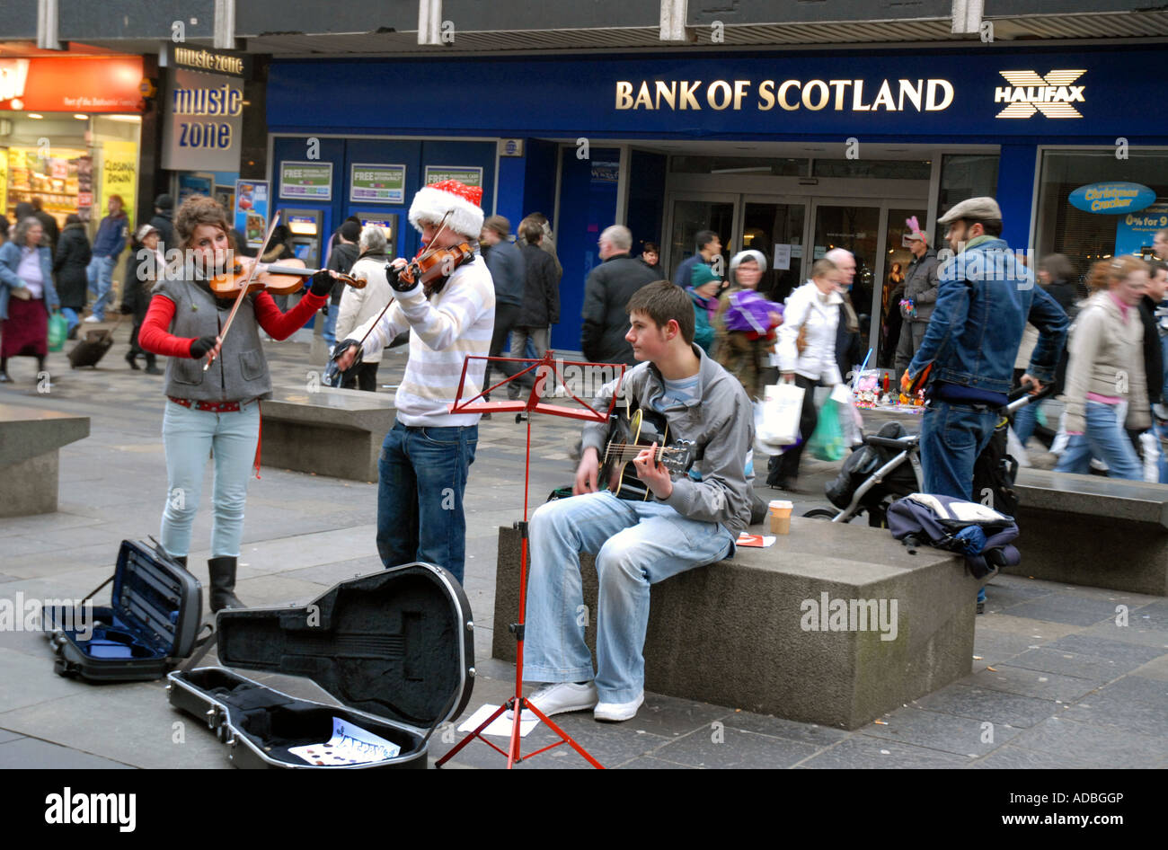 Buskers in Sauchiehall Street alla vigilia di Natale. Centro di Glasgow. La Scozia. Dicembre 24 Foto Stock