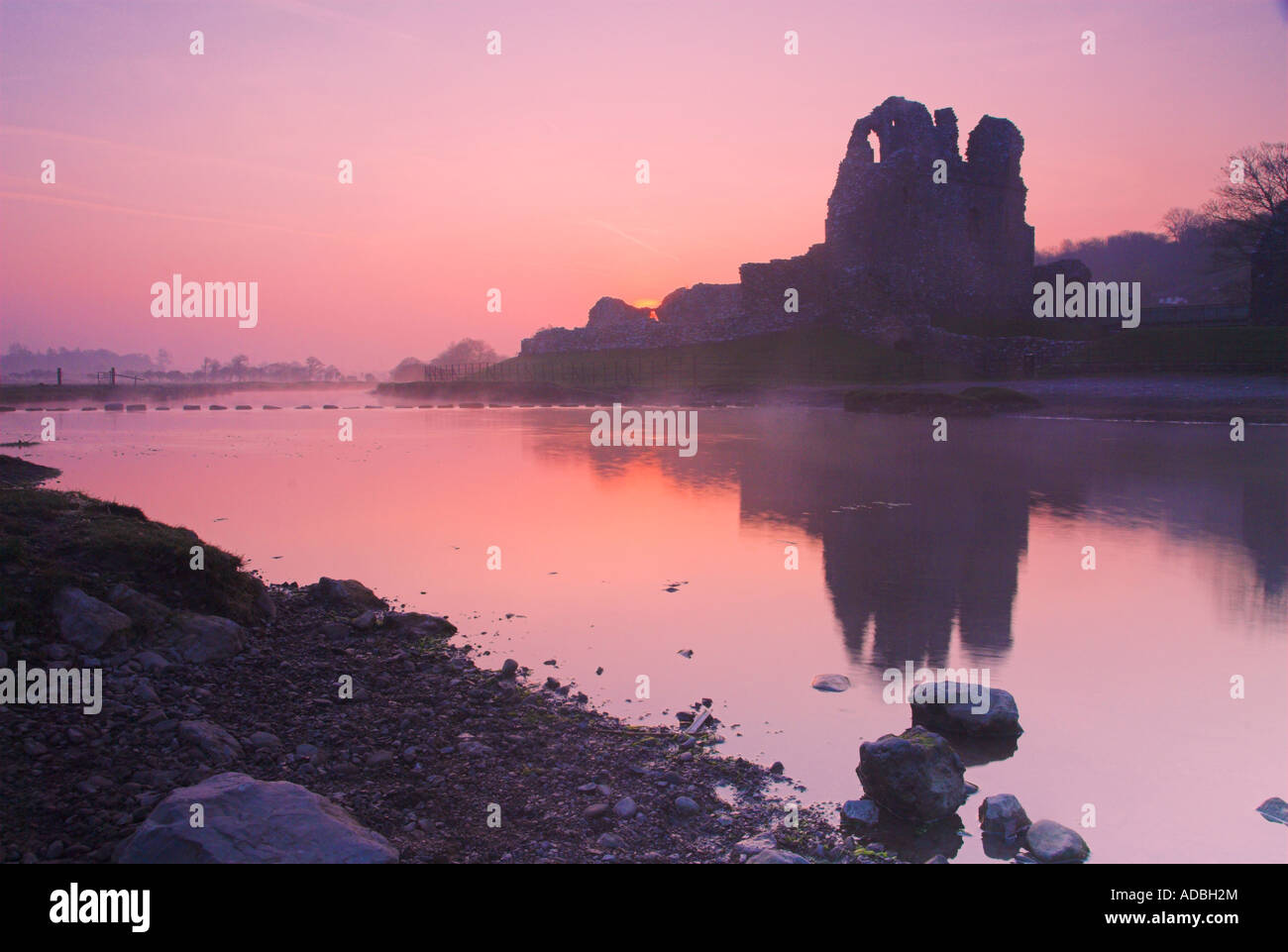 Sunrise a Ogmore Castle Foto Stock