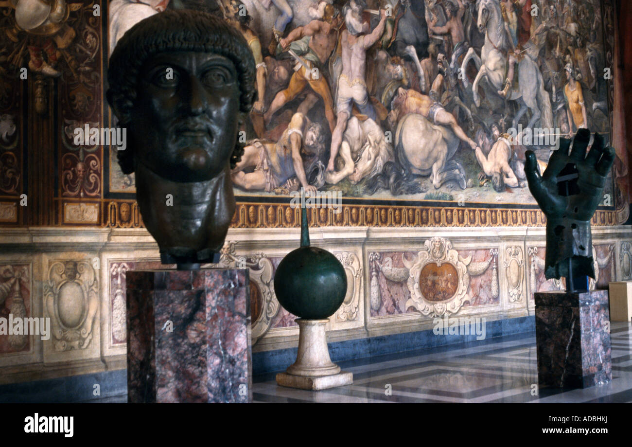 Roma Italia Museo Capitolino colossale testa in bronzo di Costantino primo imperatore cristiano Foto Stock