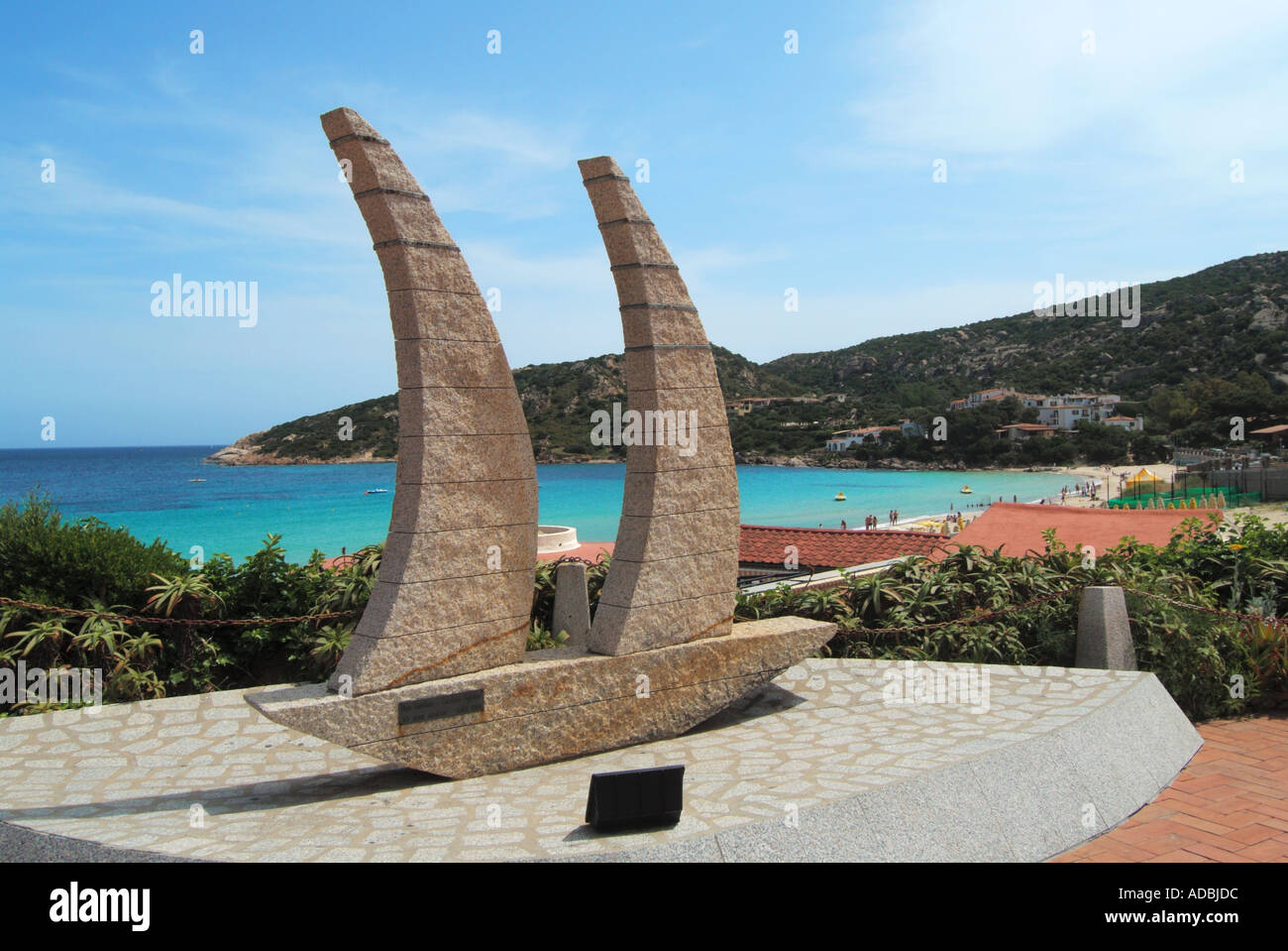 Baia Sardinia piccola stazione balneare moderna con barca a vela scultura Foto Stock
