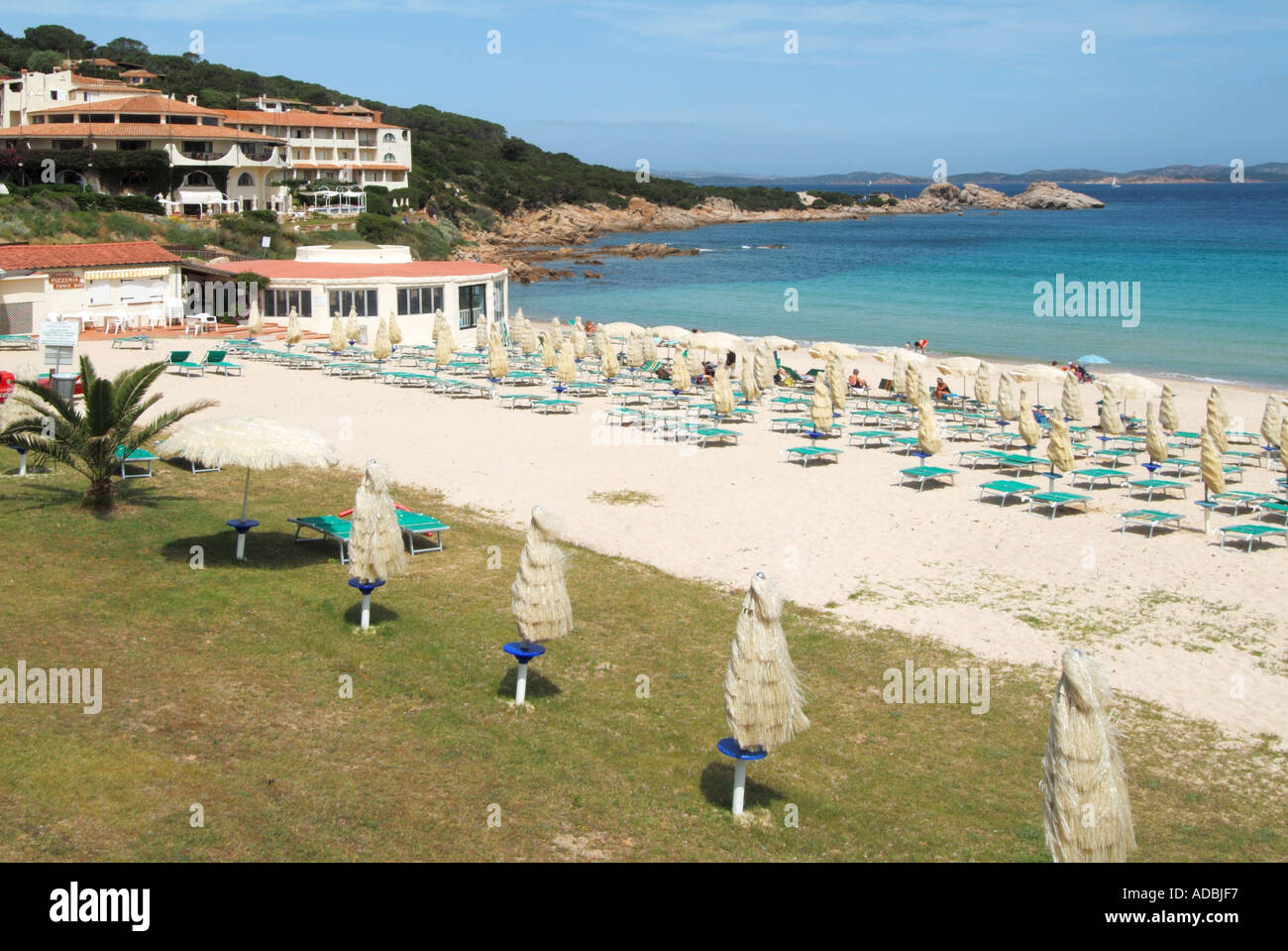 Baia Sardinia piccola stazione balneare moderna spiaggia Foto Stock