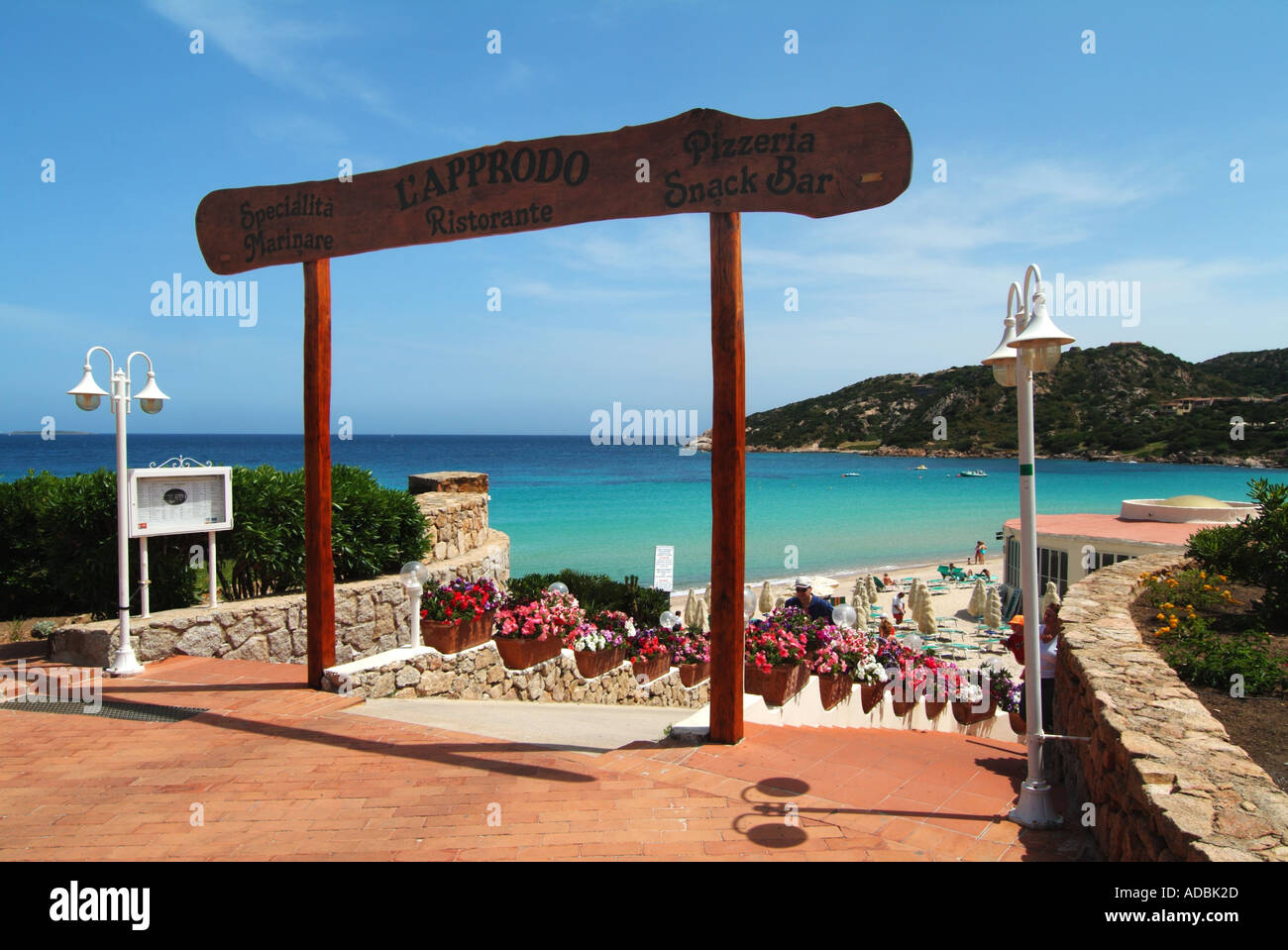 Baia Sardinia piccola stazione balneare moderna gradini e rampa di discesa alla spiaggia con bar segno Foto Stock