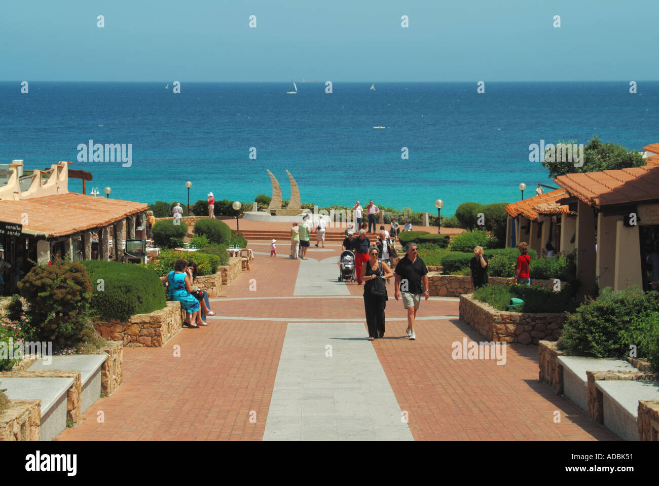 Baia Sardinia piccola stazione balneare moderna approccio sulla spiaggia e lo shopping concourse Foto Stock