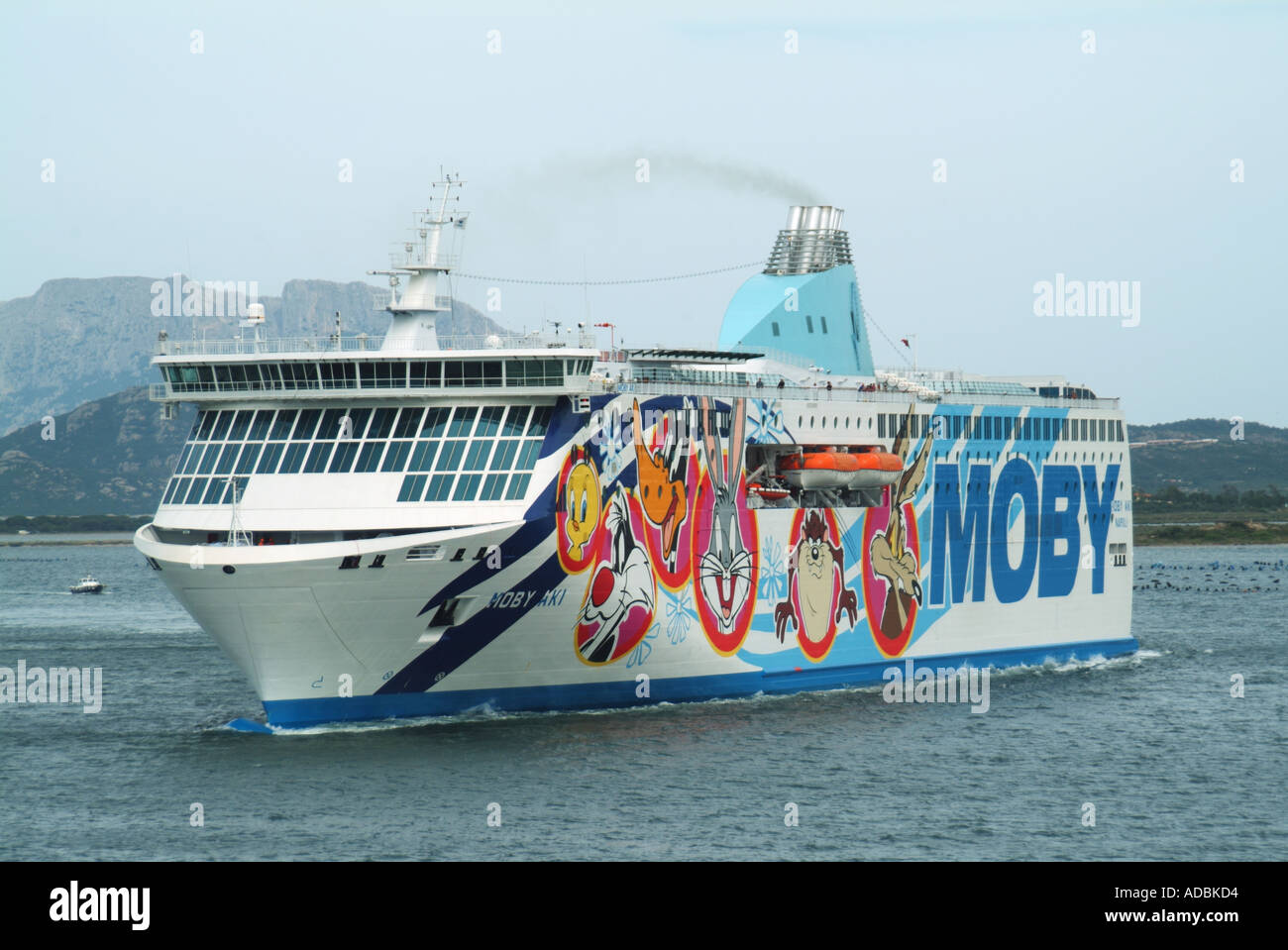 Olbia Sardina porto di arrivo Moby Lines Aki ferry lato coperto in grafica Foto Stock