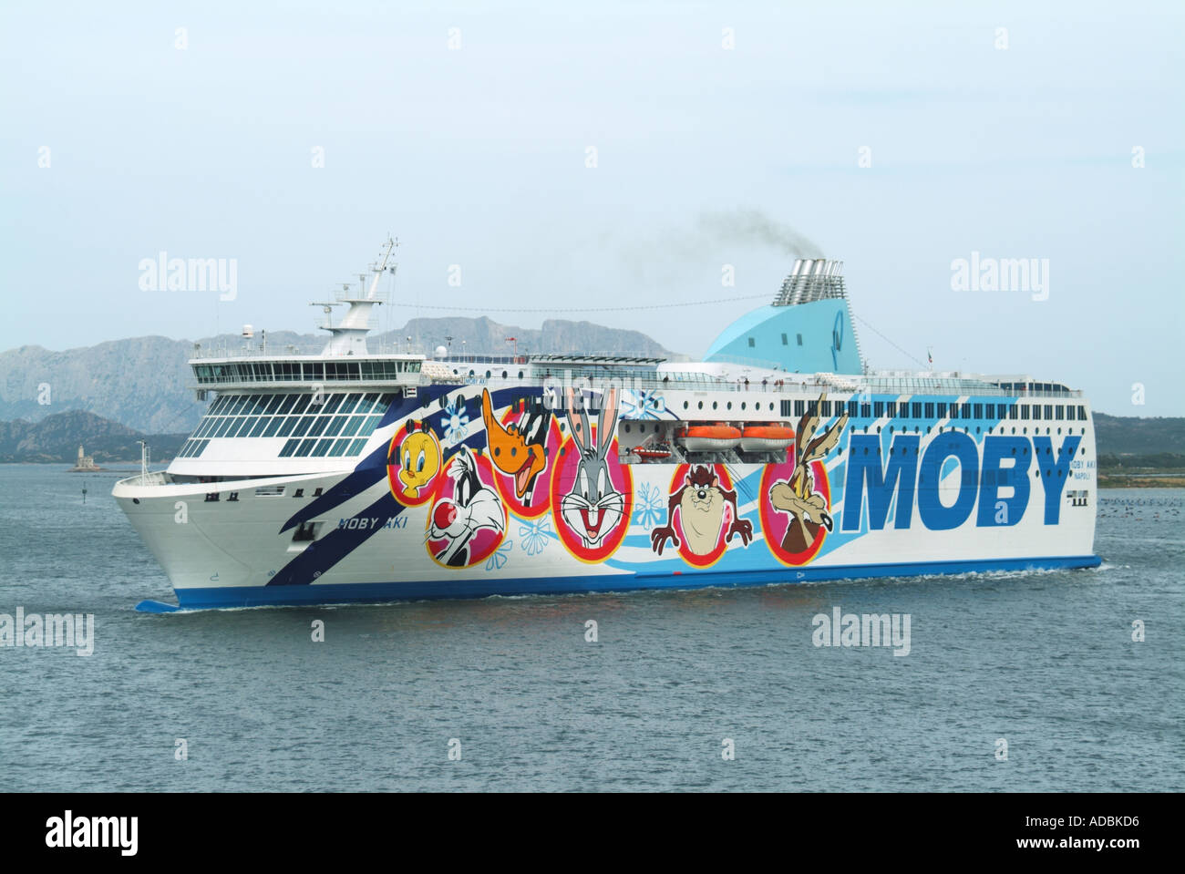 Olbia Sardina arrivando porta linee Moby Aki ferry coperti in grafica Italia Foto Stock