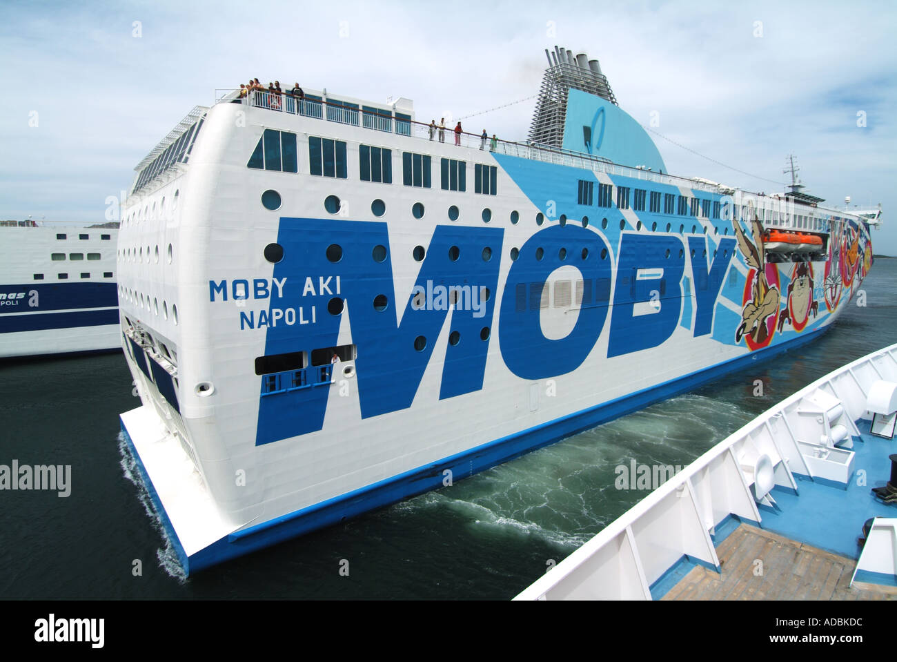Olbia Sardina porto di arrivo Moby Lines Aki ferry coperti in grafici raffiguranti personaggi dei cartoni animati Foto Stock
