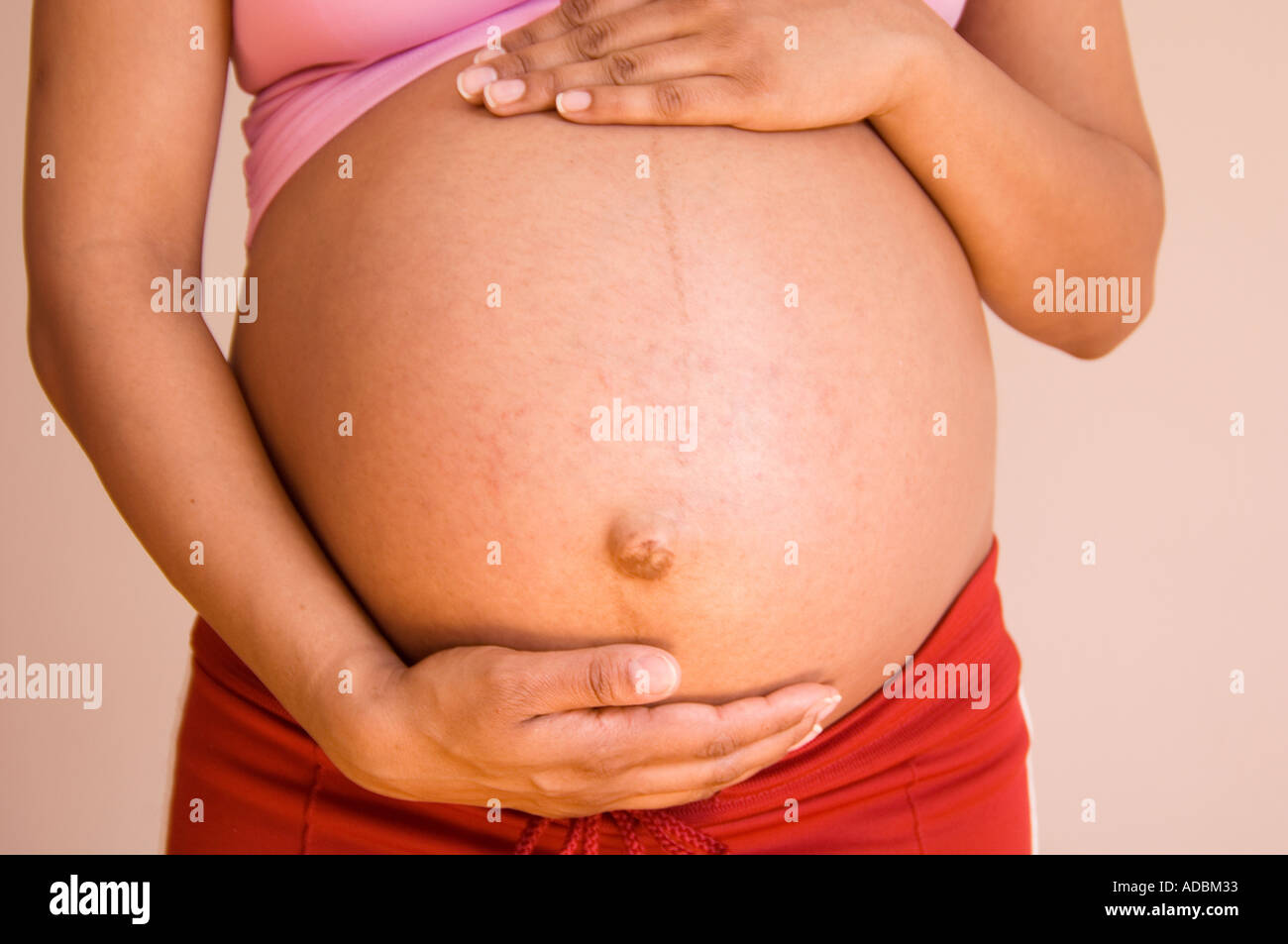 8 mese donna incinta 2 di 5 Foto Stock
