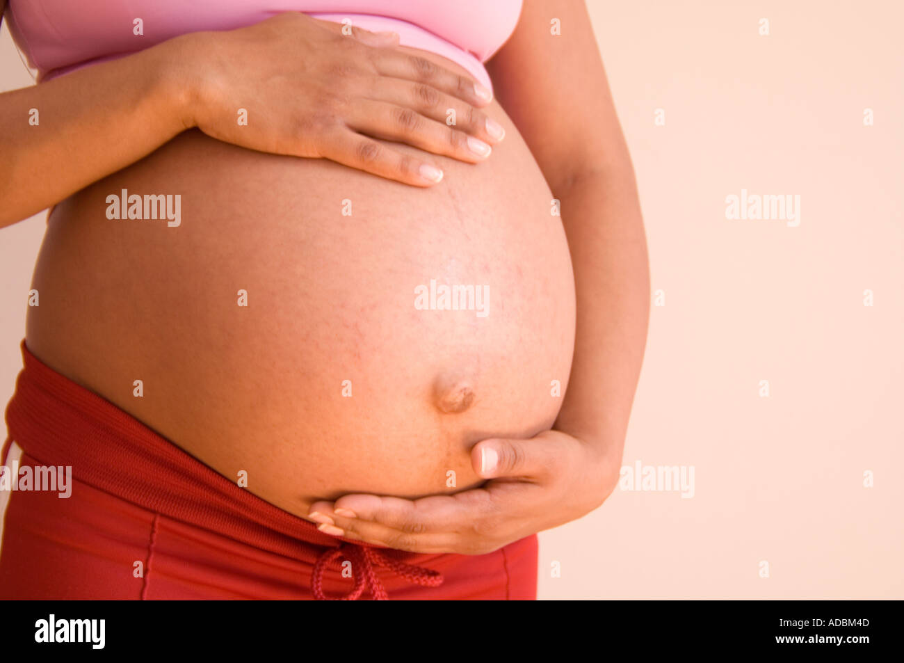 8 mese donna incinta 5 di 5 Foto Stock