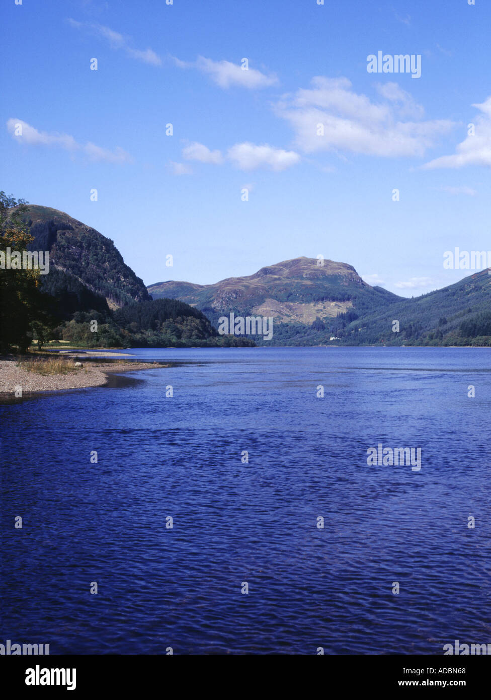 dh Loch Lubnaig scozia STRATHYRE STIRLINGSHIRE Trossachs National Park Lochside scenico montagna picco roccioso quiete altopiani trossach cielo blu Foto Stock