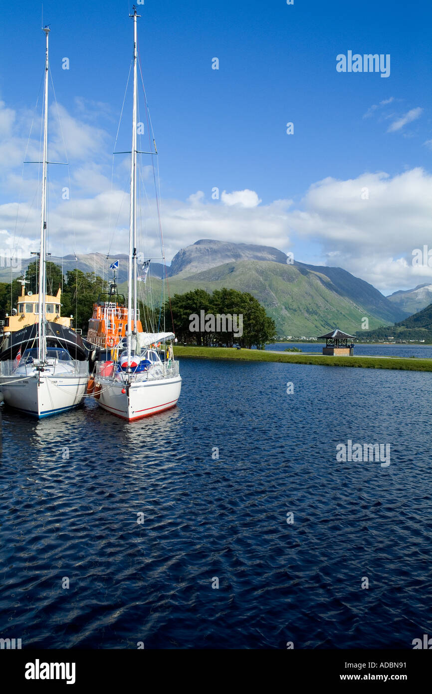 dh Corpach CALEDONIAN CANAL INVERNESSSHIRE barche e barche ormeggiate al molo ben Nevis mountain boat scozia Foto Stock