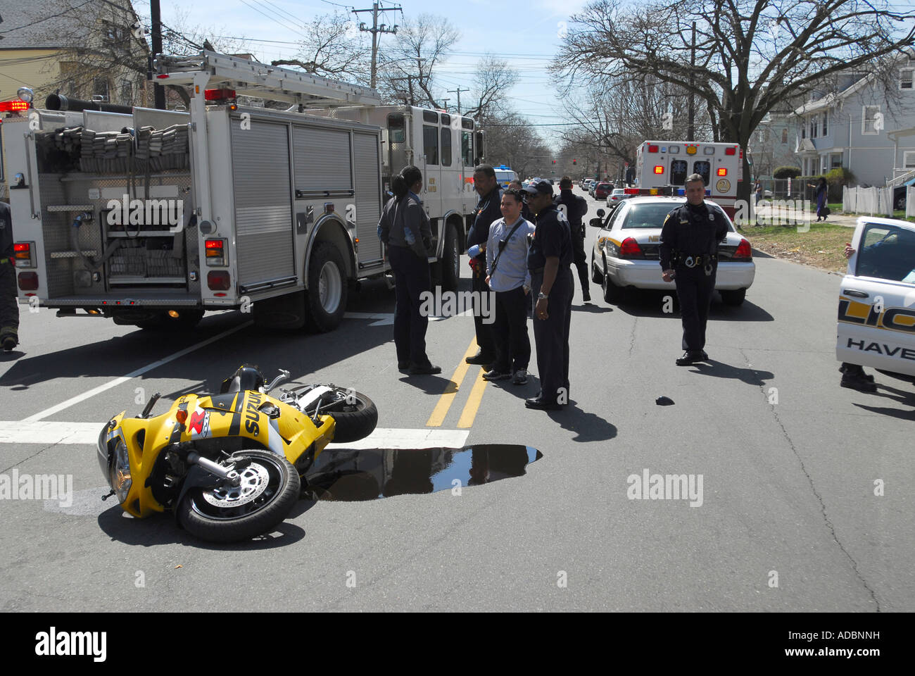 Di polizia e vigili del fuoco guarda sulla scena di un incidente motociclistico in New Haven Connecticut Foto Stock