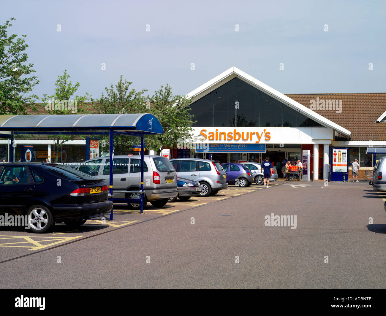 Esterno il supermercato Sainsbury's Kiln Lane Epsom Surrey in Inghilterra Foto Stock