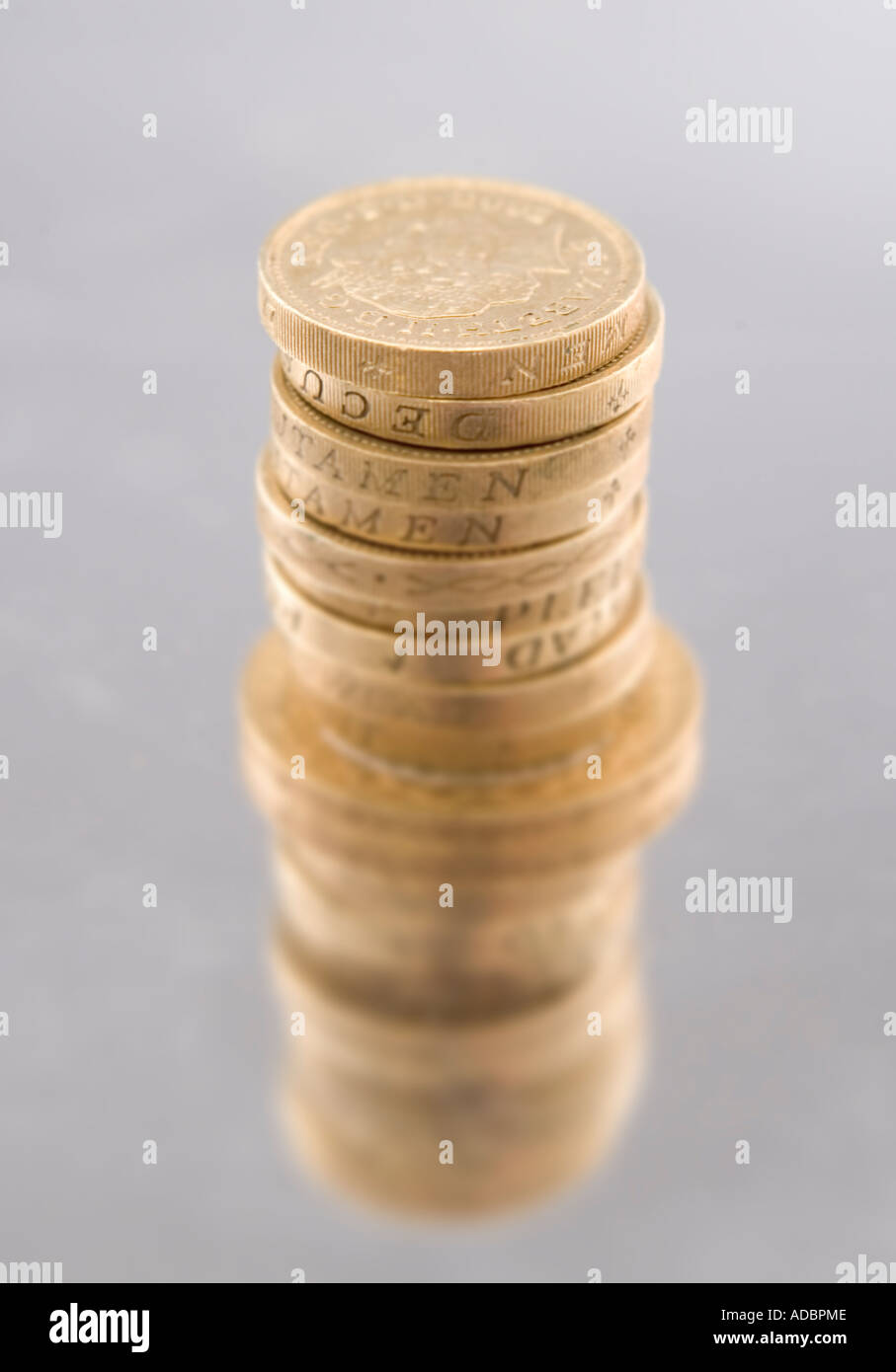 Pila di REGNO UNITO British Pound monete Foto Stock