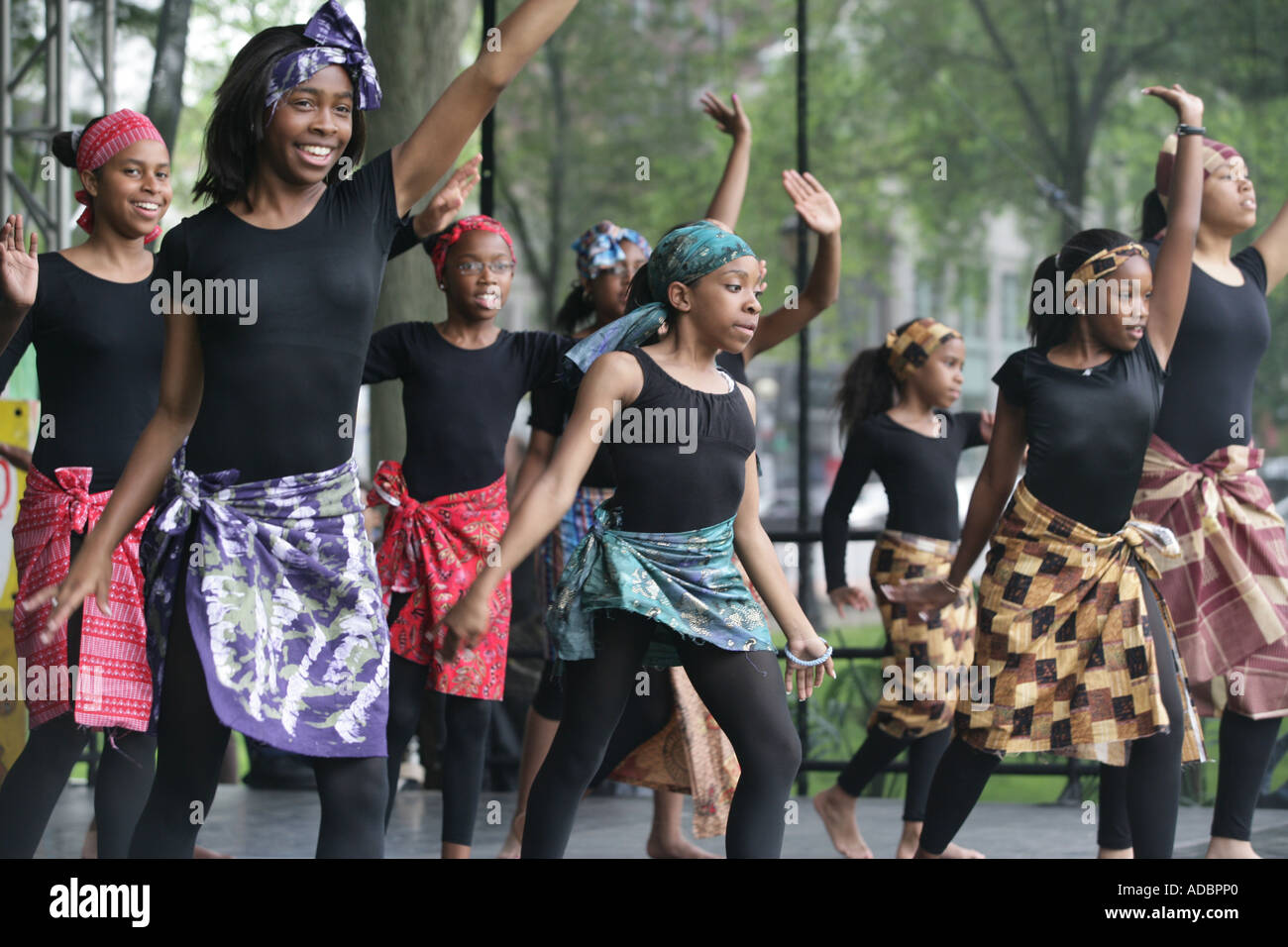 Teenage African Dance troupe effettua in New Haven, Connecticut, Stati Uniti d'America Foto Stock