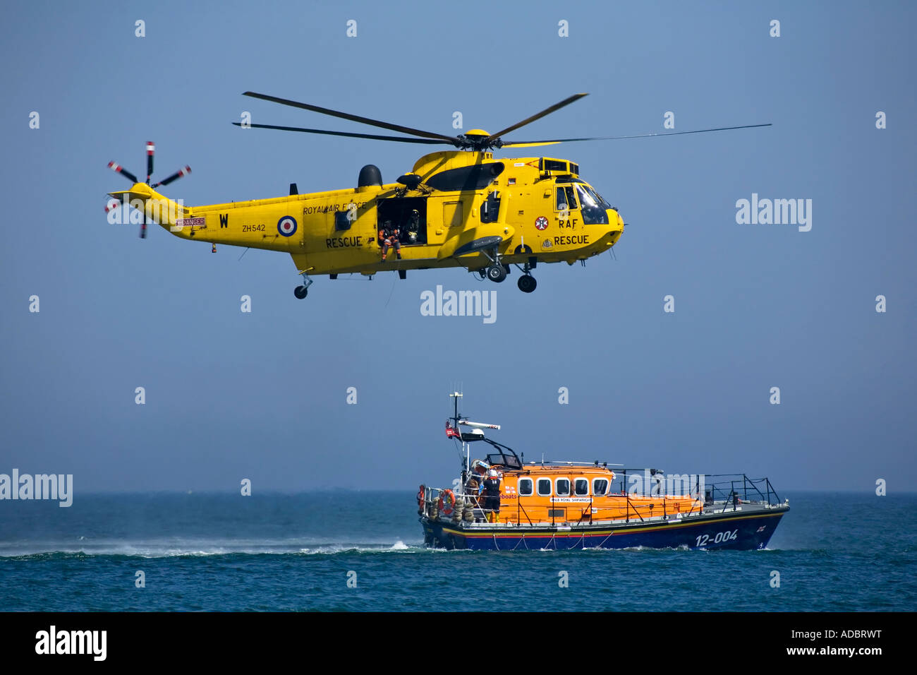 RNLI Cromer ALB scialuppa di salvataggio in azione con un mare di RAF Re Salvataggio in elicottero Foto Stock