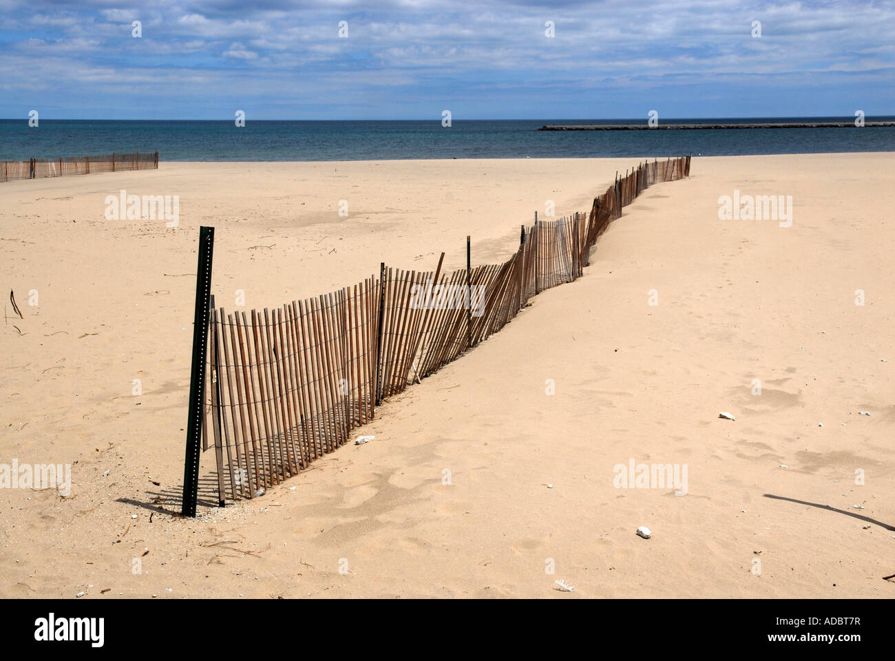 Recinto eretto per impedire che la sabbia e di erosione del suolo sulla spiaggia sul lago Michigan a Kenosha Wisconsin WI STATI UNITI D'AMERICA Foto Stock