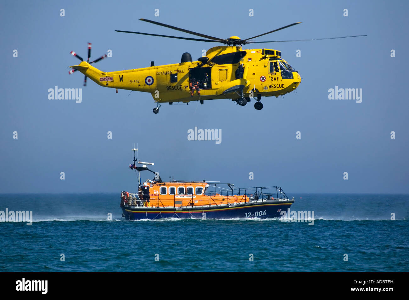 RNLI Cromer ALB scialuppa di salvataggio in azione con un mare di RAF Re Salvataggio in elicottero Foto Stock
