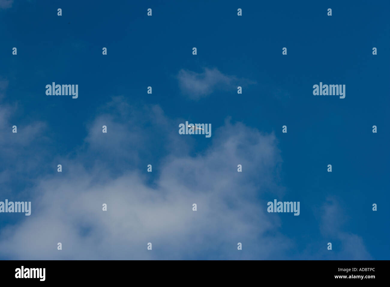 Luce semplice cielo blu con nuvole bianche Foto Stock