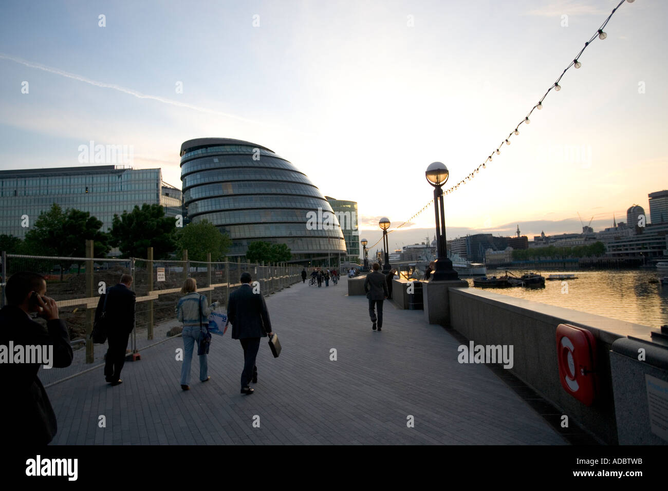 London City Hall e il lungofiume lungo il fiume Thames Regno Unito Foto Stock