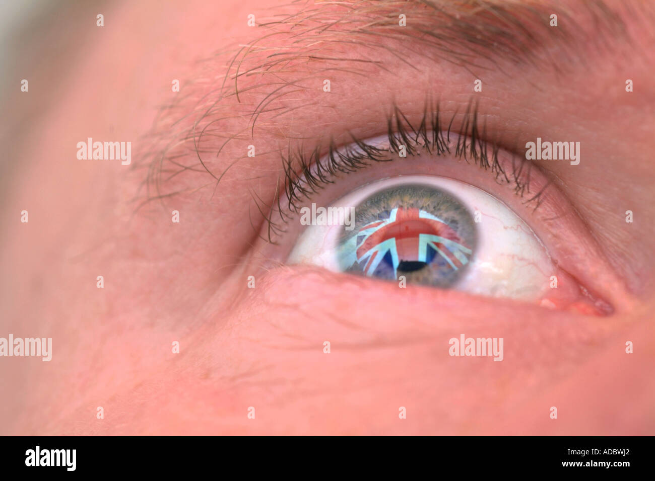 Una bandiera del Regno Unito si riflette in un uomo con gli occhi il patriottismo patriottica concetti in Inghilterra Foto Stock