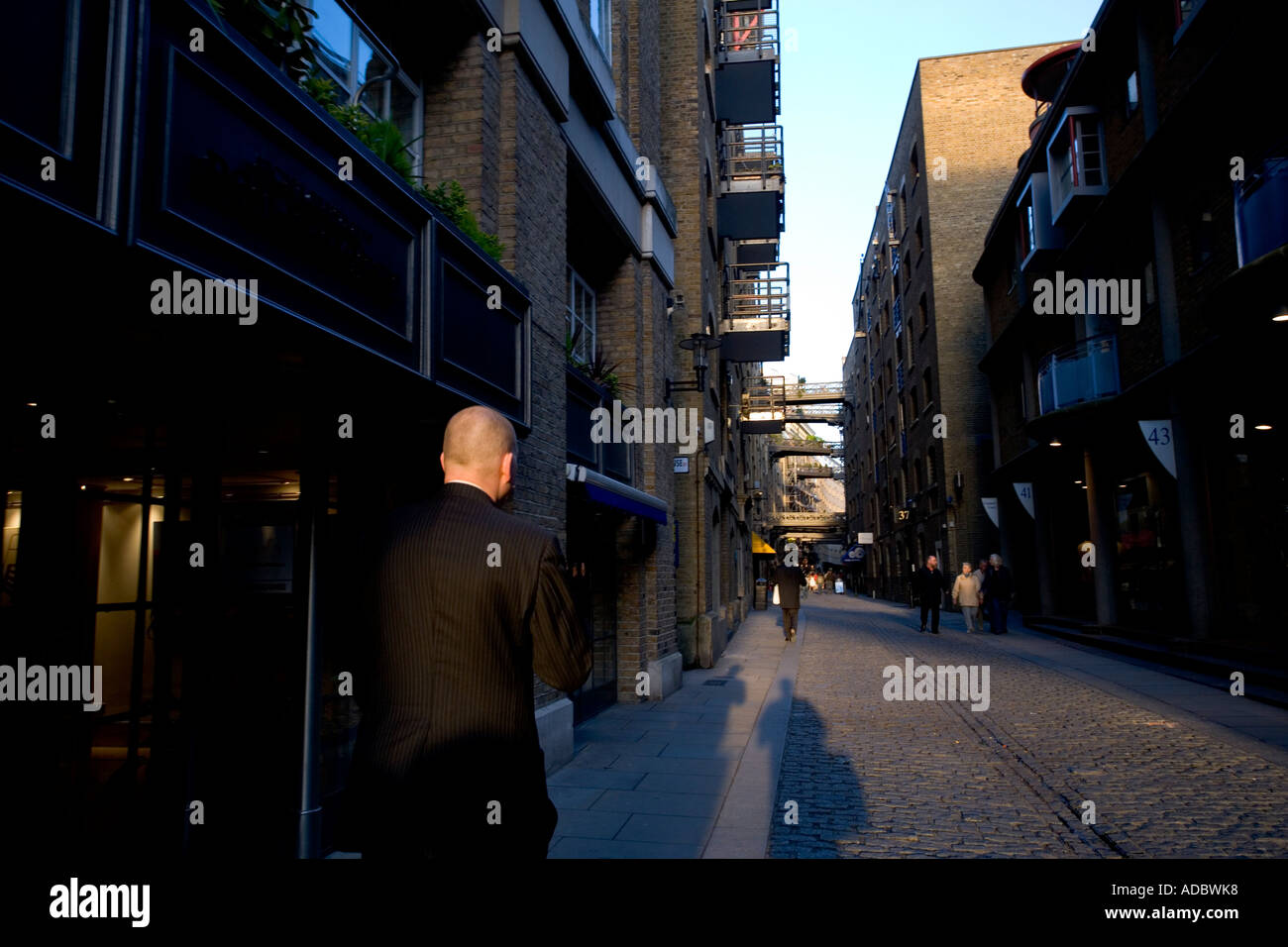 Londra Inghilterra lungo il Tamigi imprenditore passeggiate lungo le strade Foto Stock