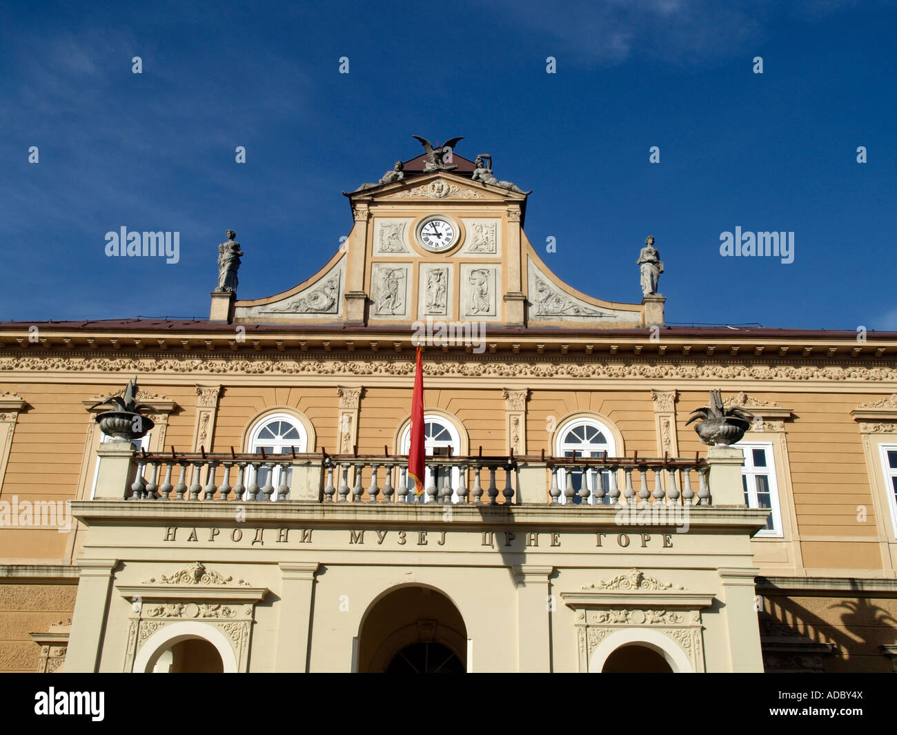Un ex palazzo del governo è ora la galleria d'arte a Cetinje ex capitale del Montenegro Foto Stock