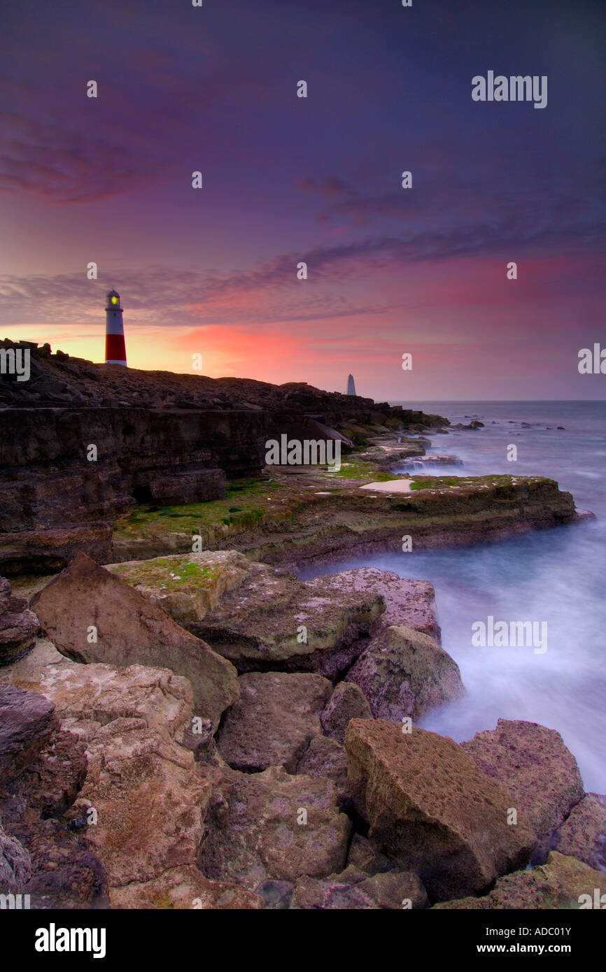 Portland bill lighthouse appena prima dell'alba con il mare con la bassa marea turbinano intorno le insidiose rocce operazioni automatiche di fine campo Foto Stock Portland bill lighthouse appena prima dell'alba con il mare con la bassa marea turbinano intorno le insidiose rocce operazioni automatiche di fine campo Foto Stock