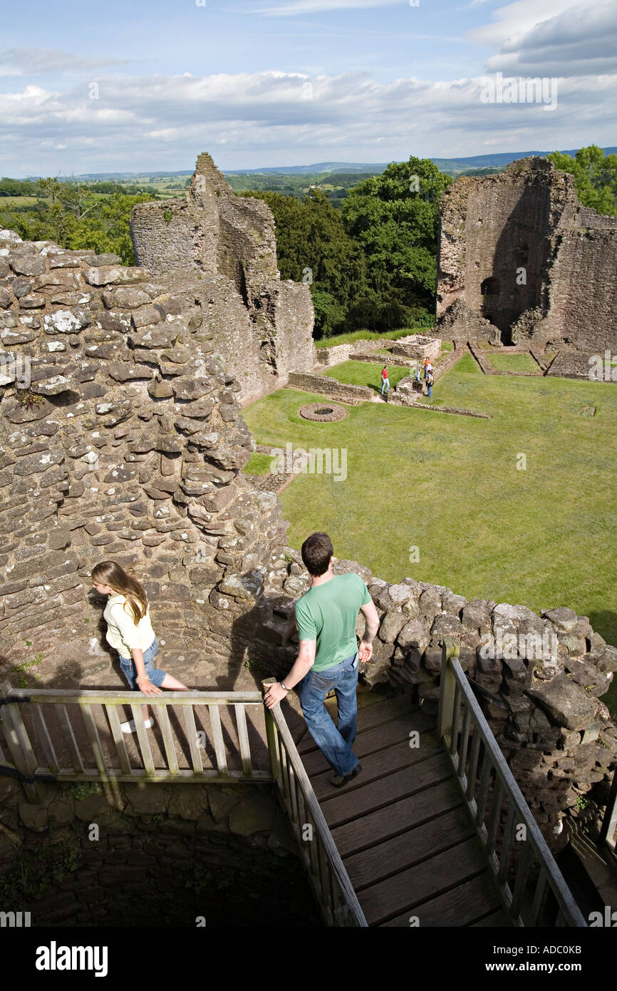 I turisti di salire sulla torre che si affaccia sul ward castello bianco Llantilio Crossenny Monmouthshire Wales UK Foto Stock