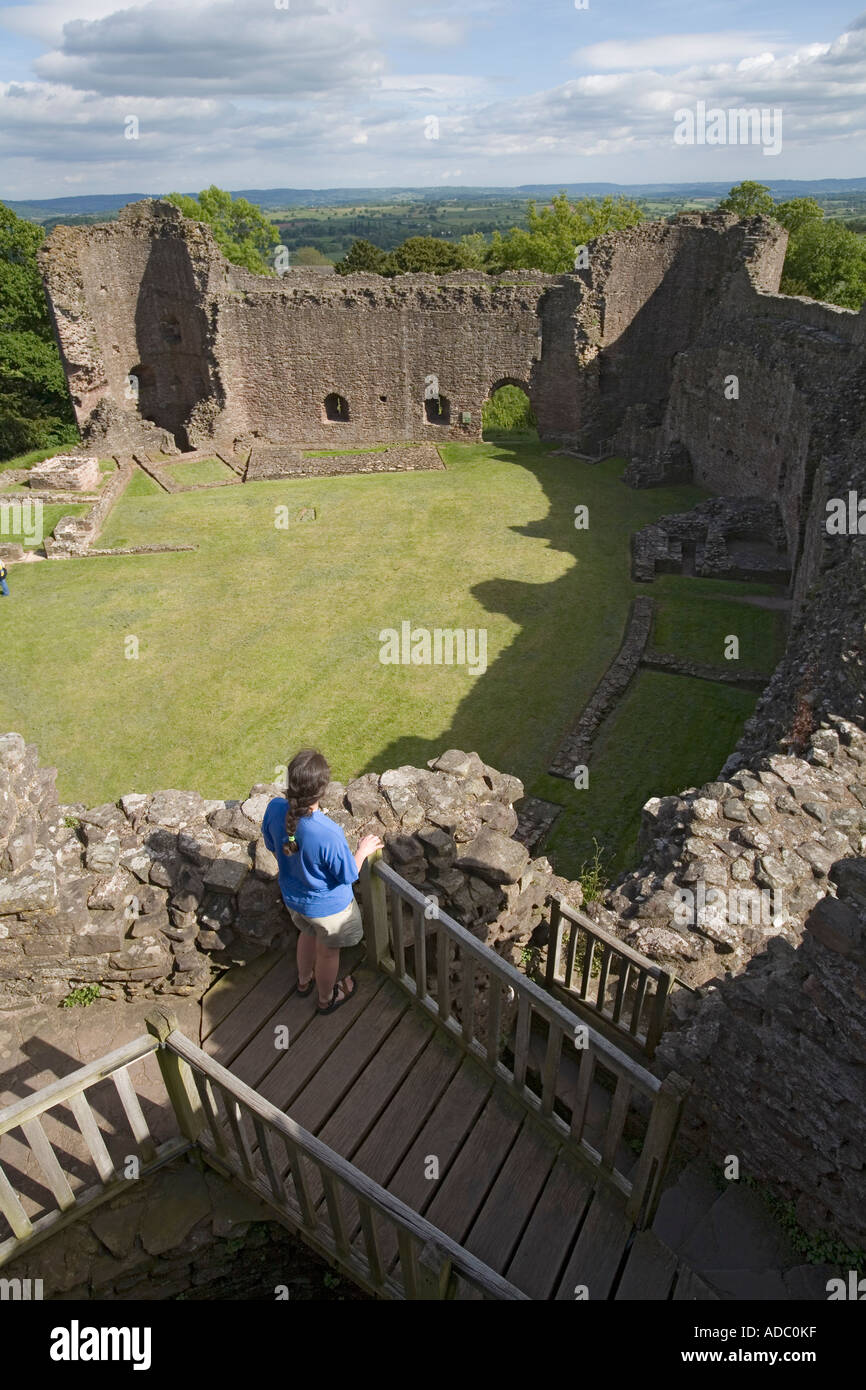 Tourist sulla torre nord il castello bianco Llantilio Crossenny Monmouthshire Wales UK Foto Stock