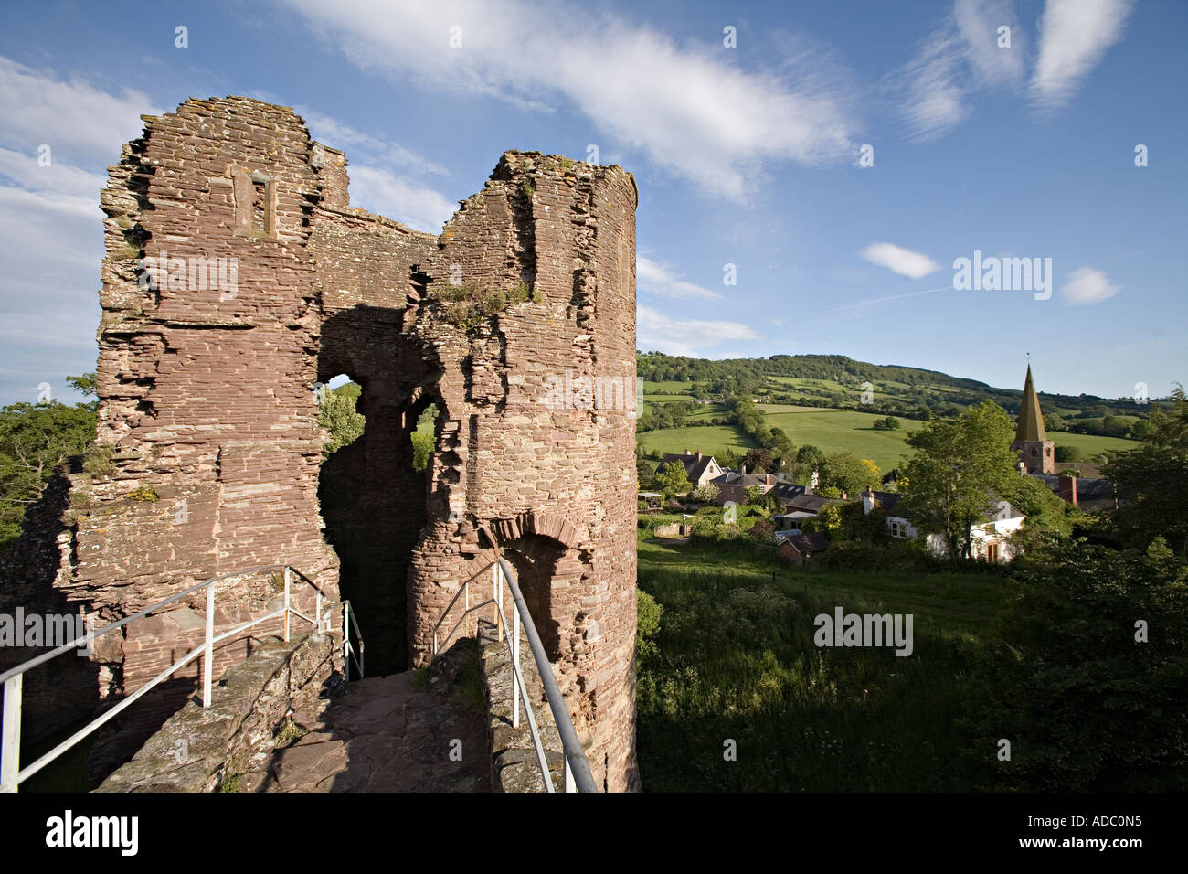 Grosmont rovine del castello che mostra la sua posizione dominante sopra il villaggio nelle vicinanze Monmouthshire Wales UK Foto Stock
