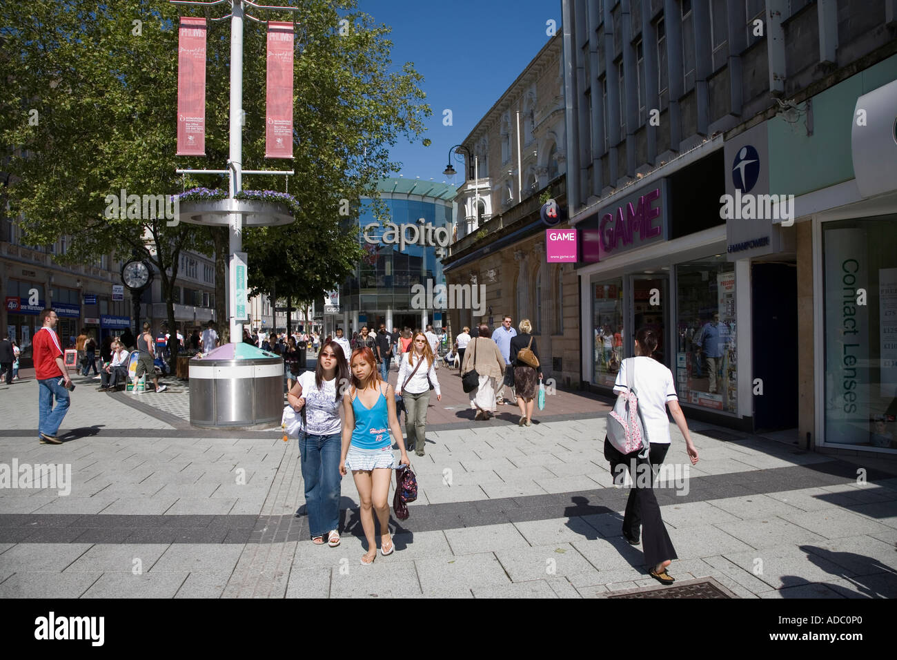 Ragazze in busy shopping area pedonale Cardiff Wales UK Foto Stock
