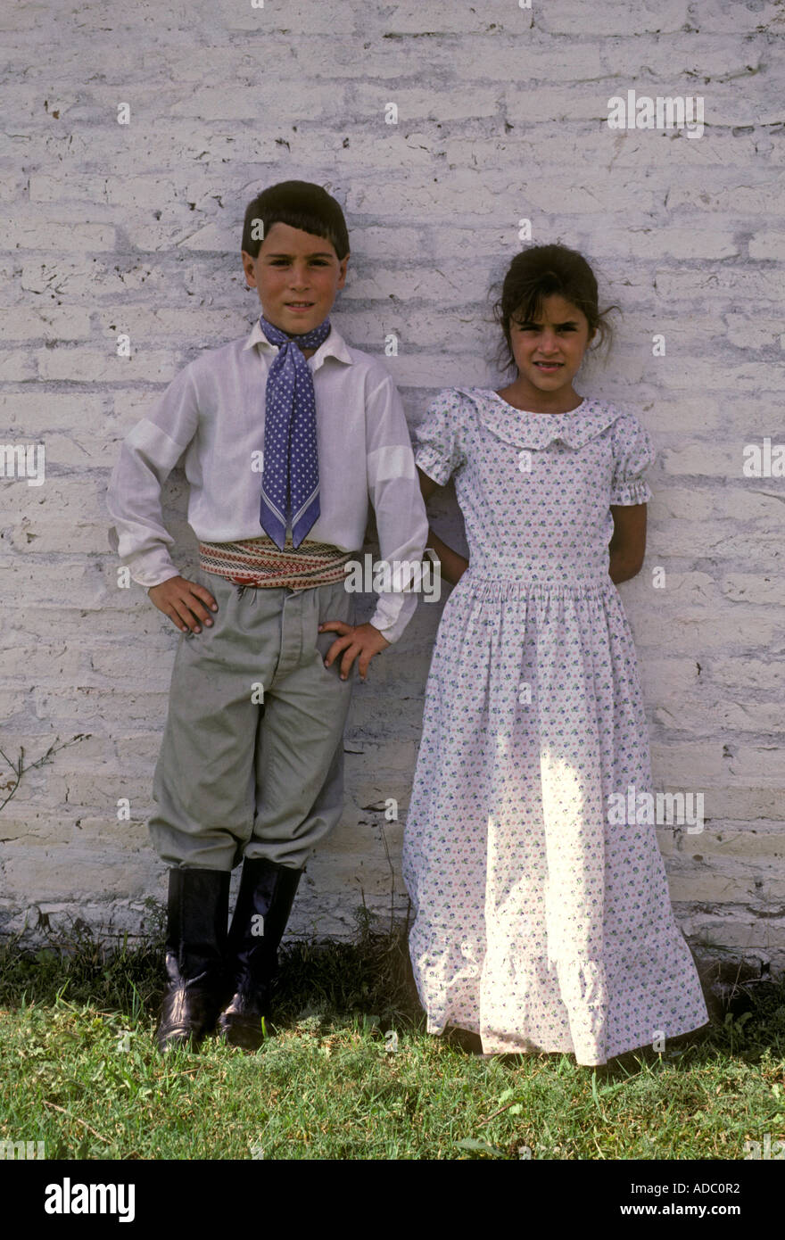 Popolo argentino, un ragazzo e una ragazza, fratello e sorella, estancia, San Antonio de Areco, Provincia di Buenos Aires, Argentina Foto Stock