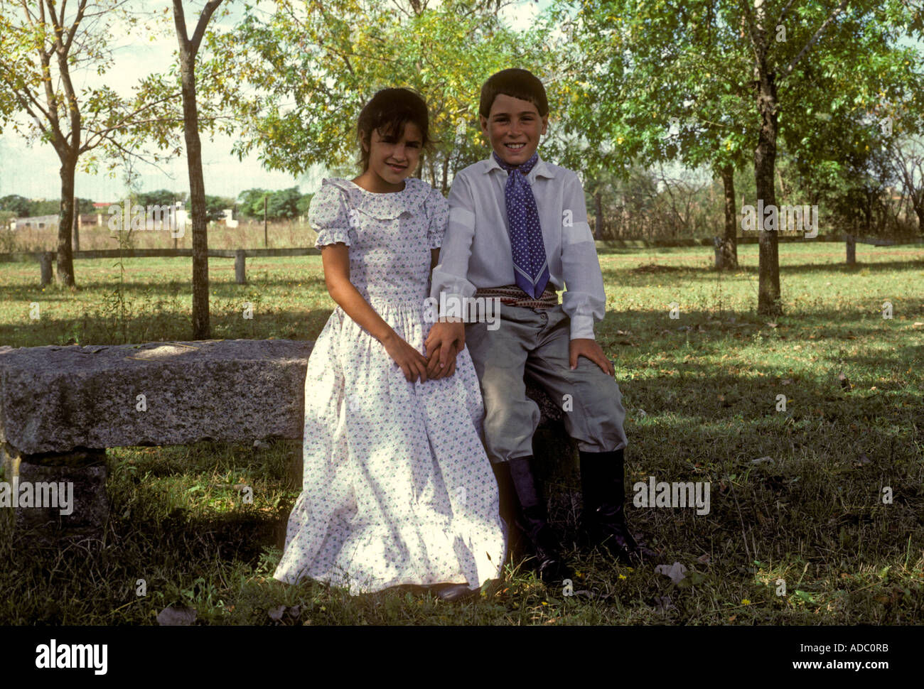 Popolo argentino, un ragazzo e una ragazza, fratello e sorella, estancia, San Antonio de Areco, Provincia di Buenos Aires, Argentina Foto Stock