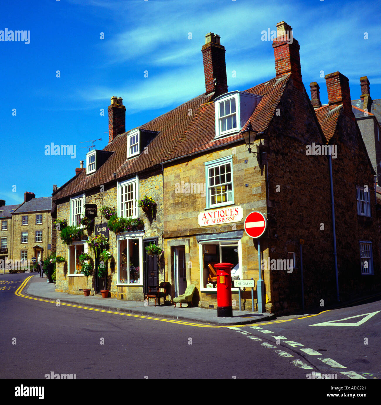 Sherborne negozio di antiquariato street con rosso casella montante Dorset Inghilterra Foto Stock