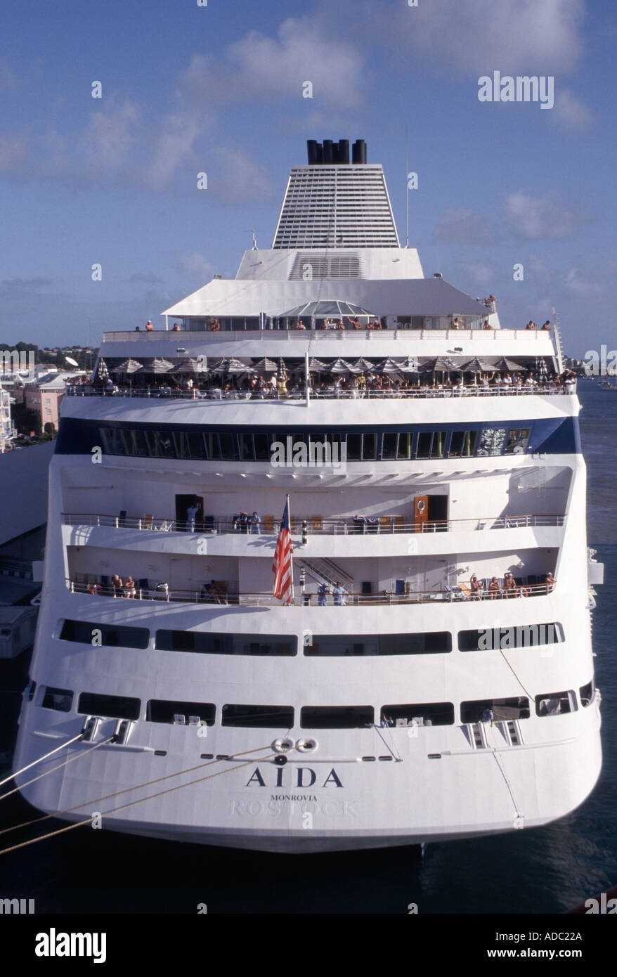 Dockside Aida nave da crociera linea poppa vista dei passeggeri di vacanza su ponti Pointe A Pitre Guadalupa Caraibi Foto Stock