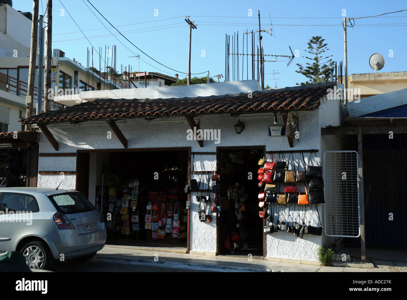 In molte case greche di barre di armatura sono lasciati non tagliati sulla casa per il futuro possibile aggiunta di più piani sopra. Creta. Foto Stock