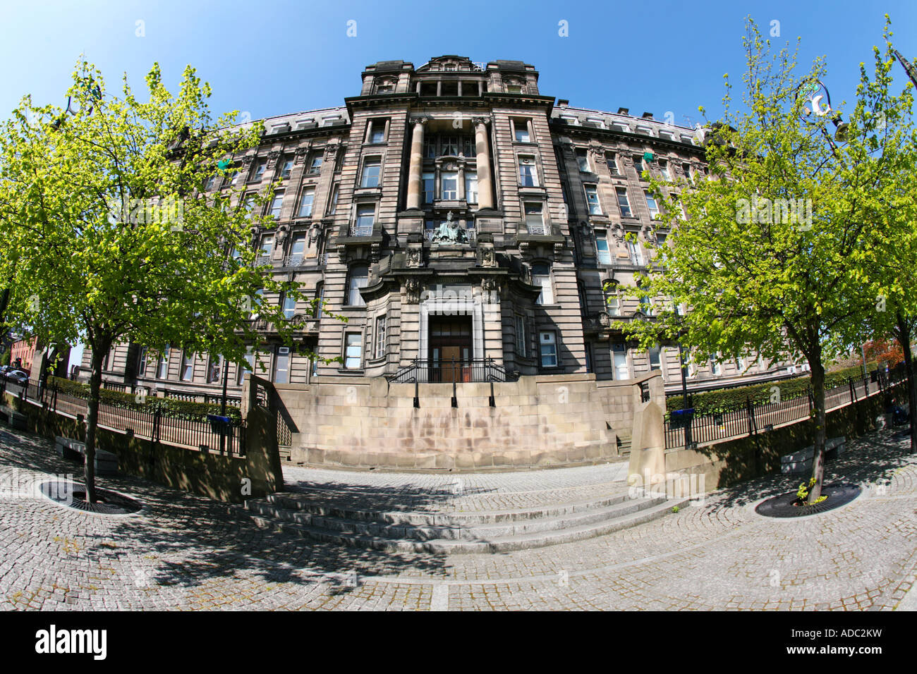 Glasgow Royal Infirmary su un luminoso giorno di primavera con il blu del cielo e il verde lasciava in alberi Foto Stock