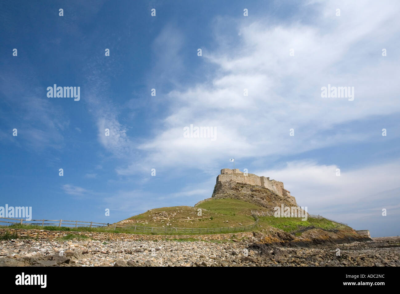 Lindisfarne Castle dal vecchio molo Isola Santa Northumberland Inghilterra Foto Stock