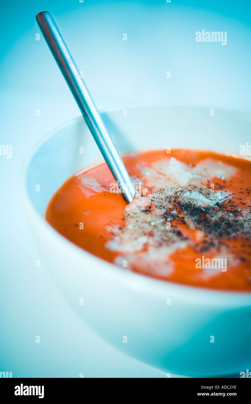 Zuppa di pomodoro con parmigiano grattugiato e pepe macinato Foto Stock