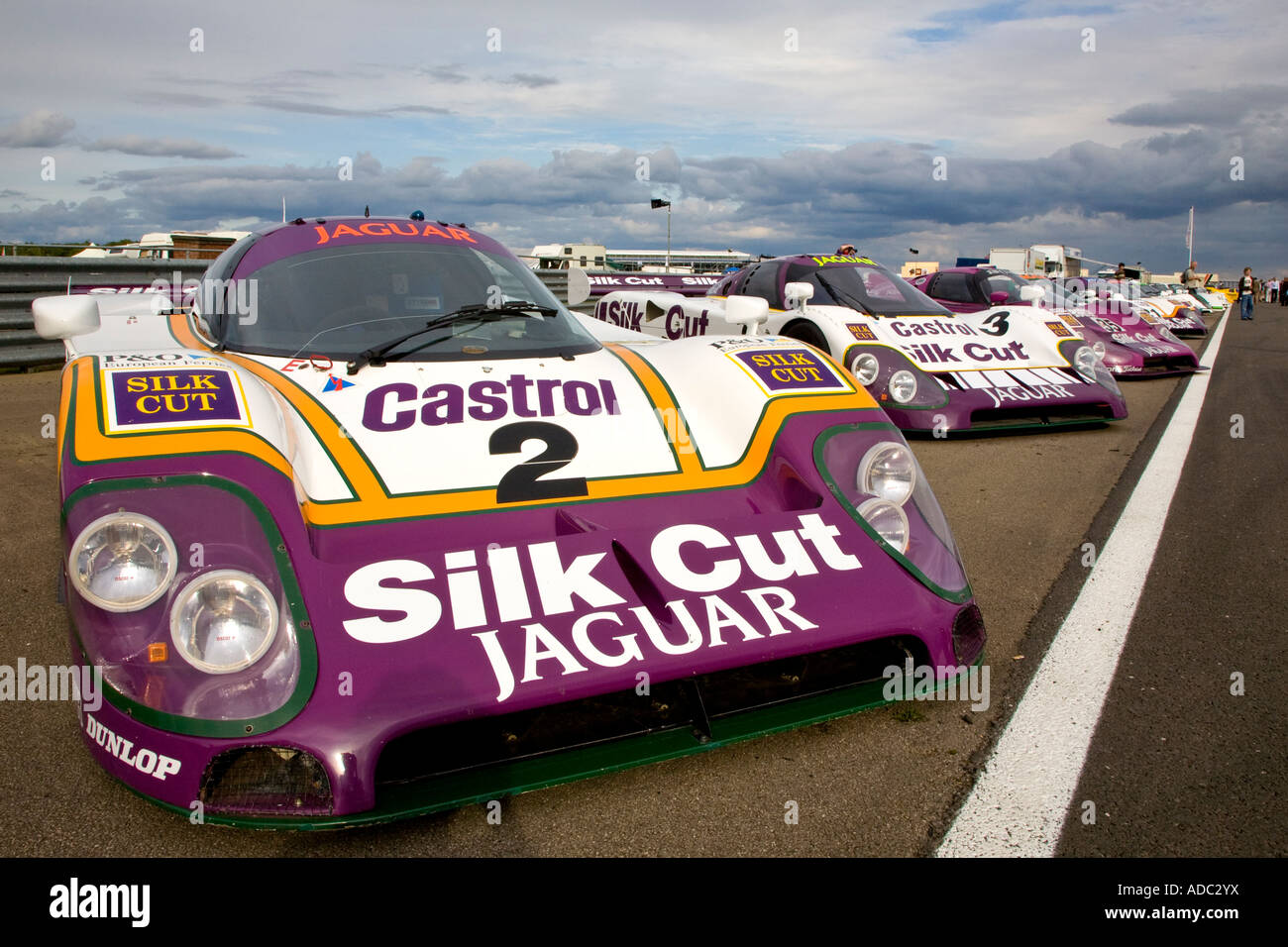 Lineup di seta classic Cut Jaguar gara conquistando Le Mans le vetture a Silverstone 2007 Foto Stock