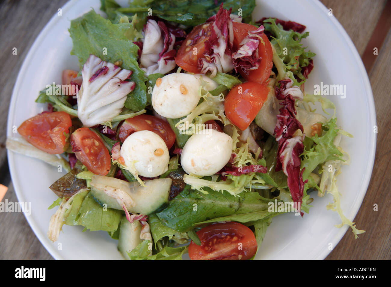 Insalata fresca decorate con mozzarella e le foglie di basilico, vista aerea Foto Stock