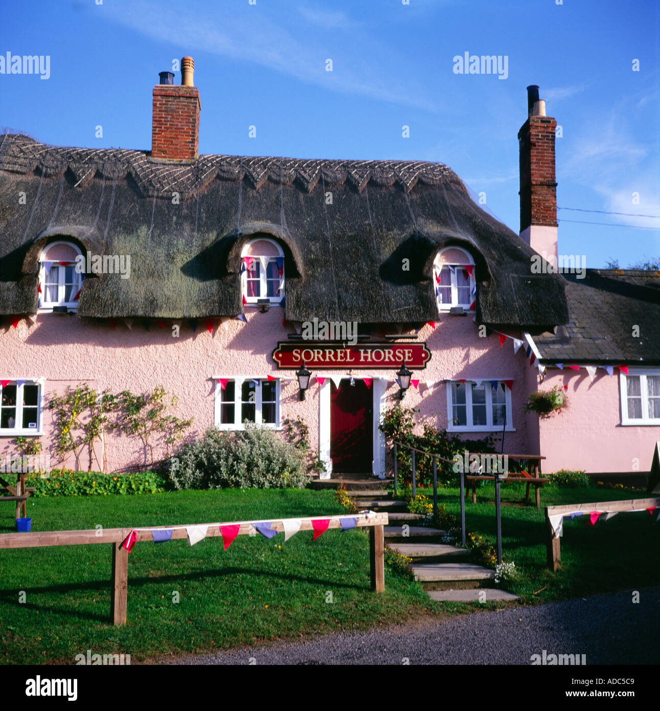 Il Sorrel Horse con tetto di paglia tradizionali public house Shottisham Suffolk in Inghilterra Foto Stock