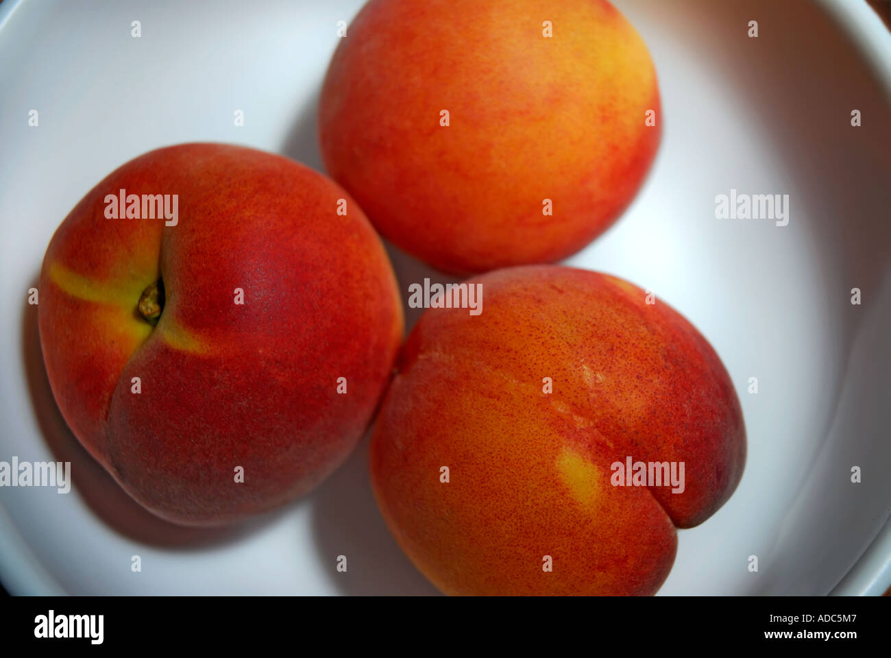 '^pesche in un bianco ^bowl' Foto Stock