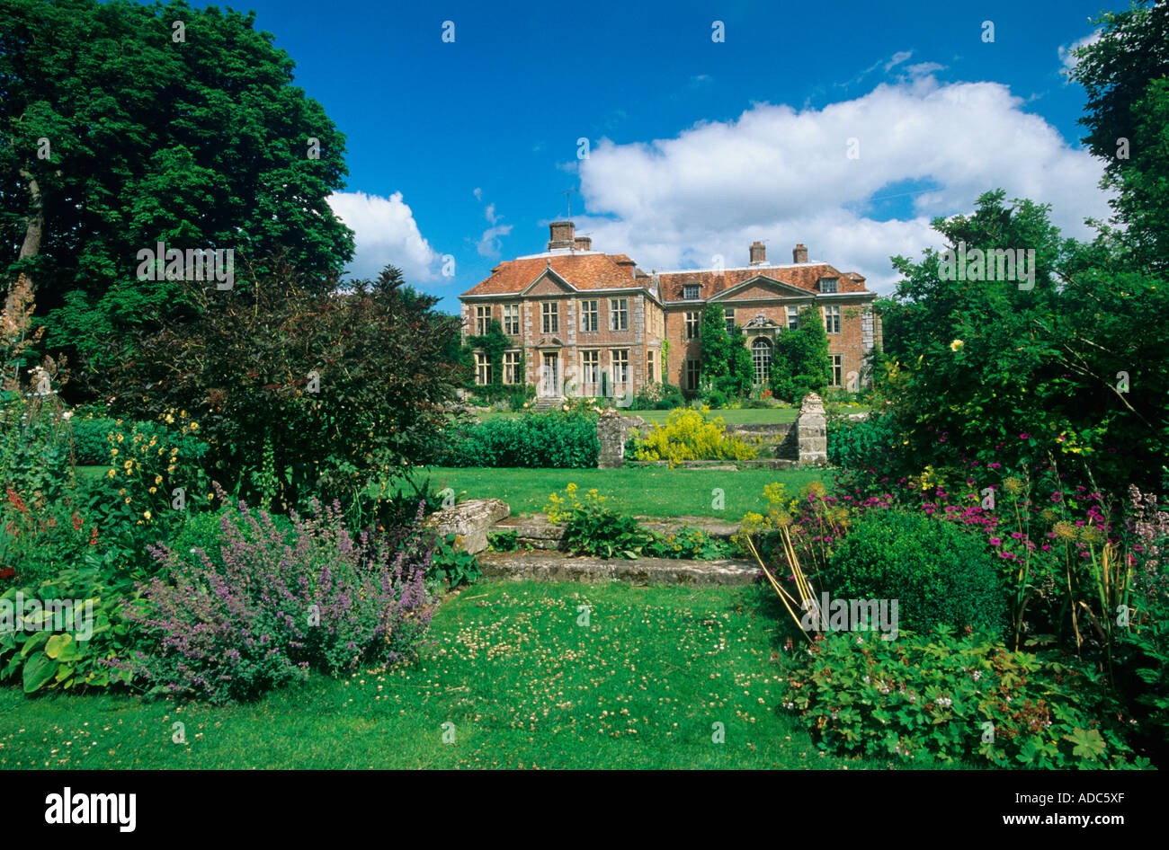 Vista della casa heale dai giardini paesaggistici woodford Valley vicino a Salisbury Wiltshire, Inghilterra Regno Unito Foto Stock