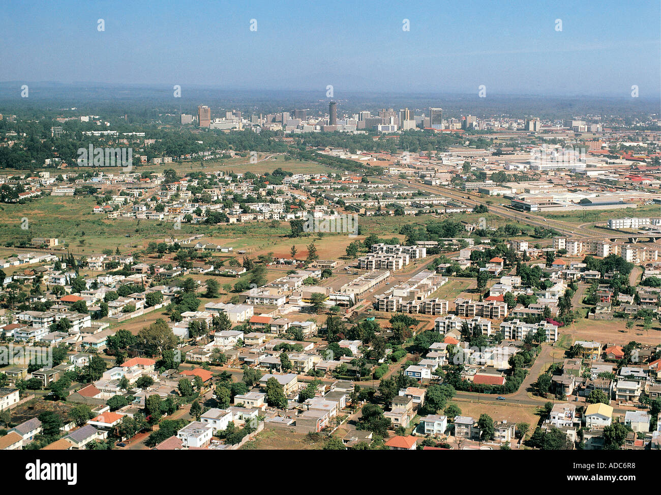 Vista aerea di parte del sobborgo di sud c con lo skyline della città in background Nairobi Kenya Africa orientale Foto Stock