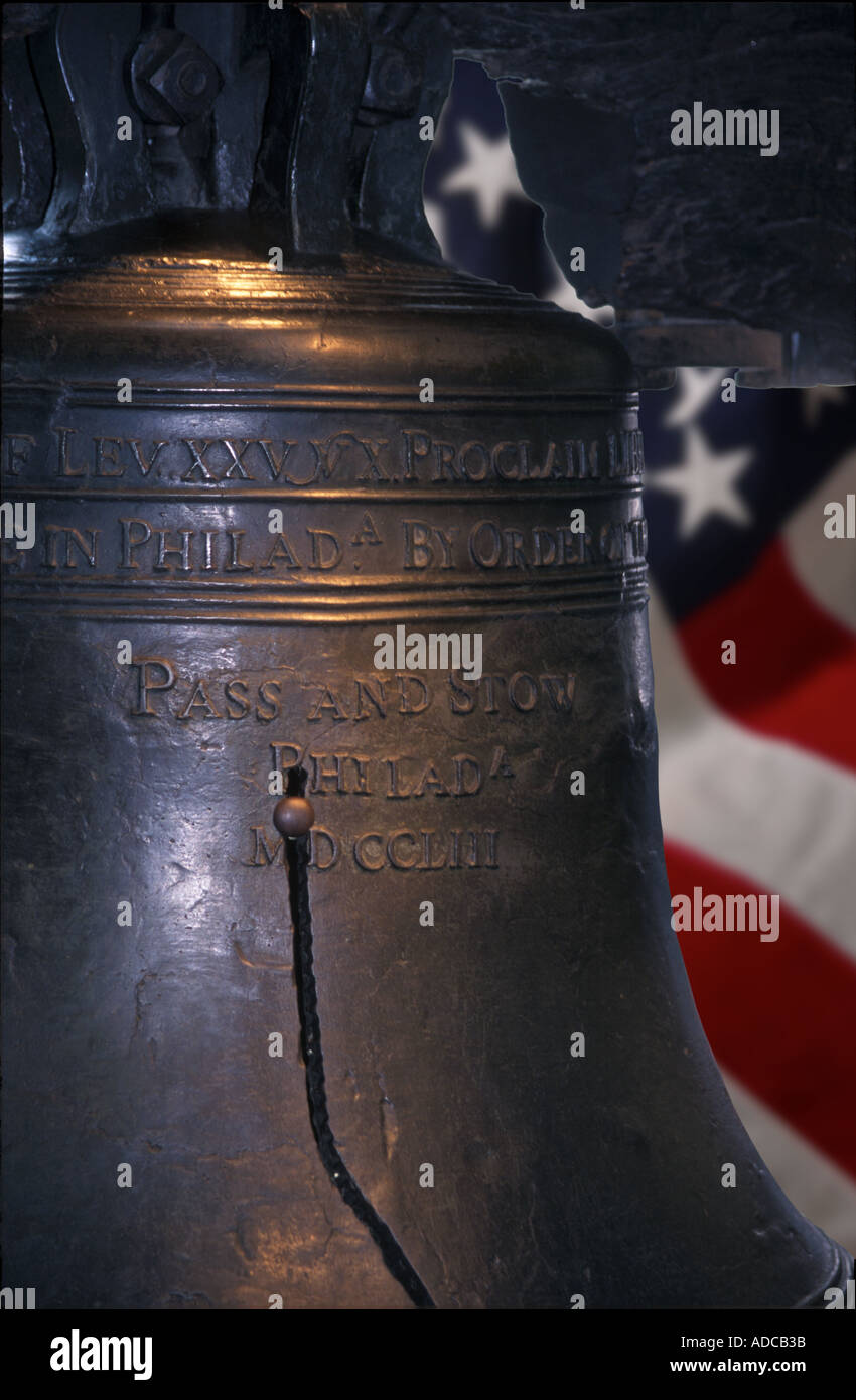 Liberty Bell con bandiera americana, Philadelphia, Stati Uniti d'America Foto Stock