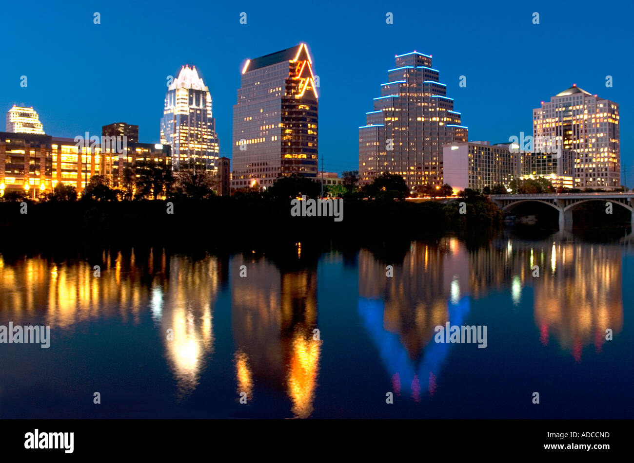 Skyline di Austin TX con la riflessione in città sul lago. Foto Stock