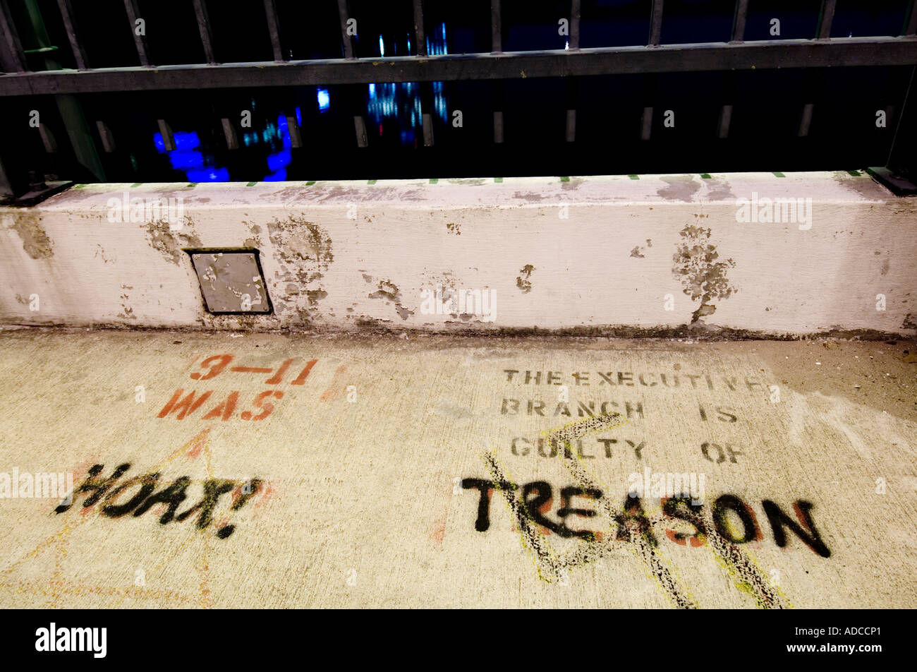 Teoria della cospirazione graffiti scrawled il 1° San ponte sopra il lago di città in Austin TX legge 9-11 è stata una beffa anche tradimento Foto Stock