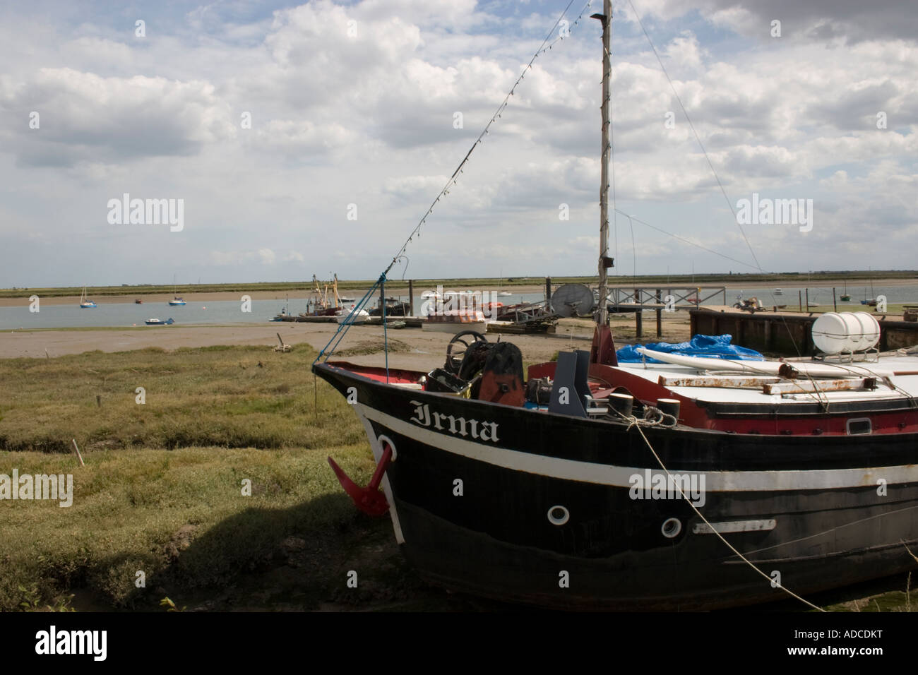 Houseboat Irma a Paglesham prevista fino al saltings con una vista del fiume Roach e ormeggi dietro Foto Stock