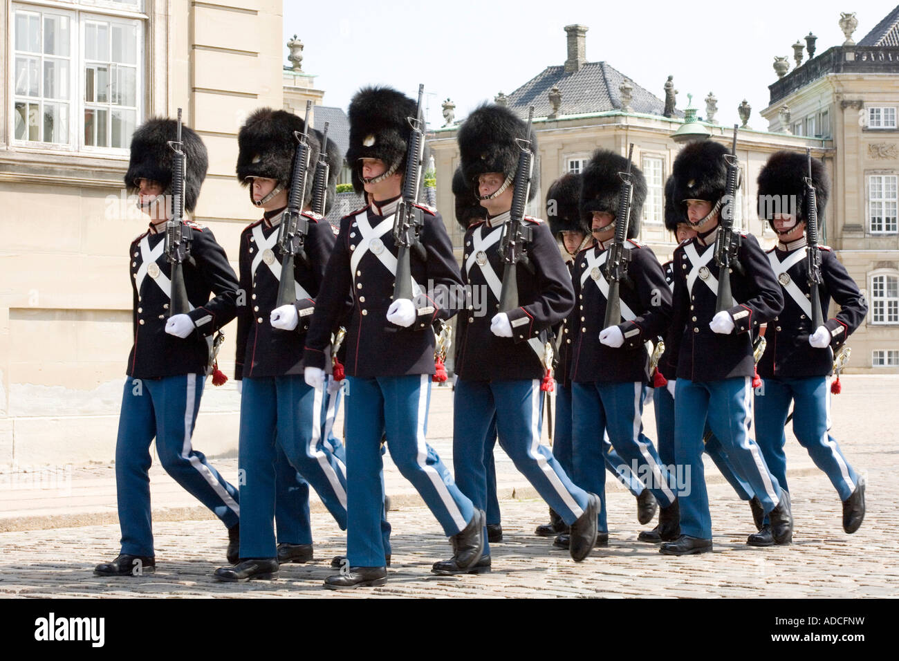 Cambio della guardia al reale Amalienborg Palace, Copenaghen. Foto Stock